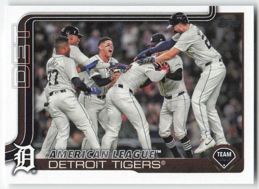 2025 Topps #34 Team Card Detroit Tigers 736
